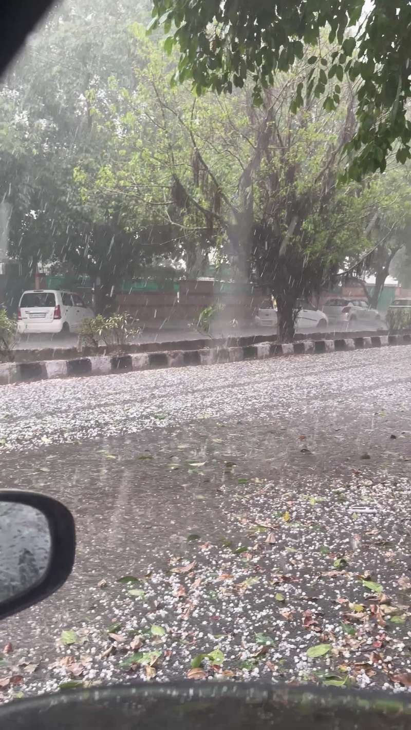 Video thumbnail for Rare Hailstorm Blankets a Delhi Street in Ice