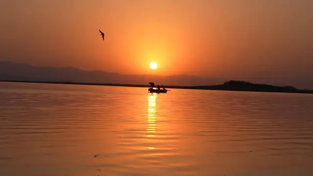 Video thumbnail for Iraq: Fishermen take to Iraq's Sirwan River against crimson sunset.