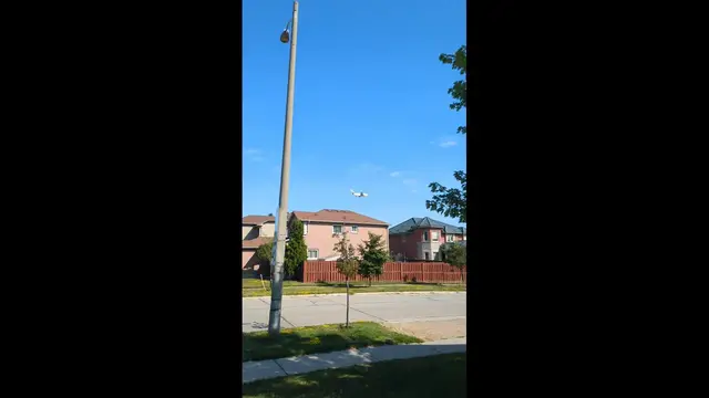 Video thumbnail for Plane Appears to Hover Mid-Air Over Mississauga