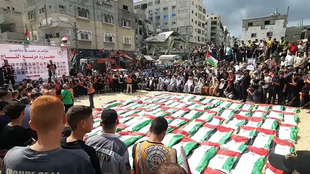 Video thumbnail for Gaza Mourners Bury Recovered Palestinians.