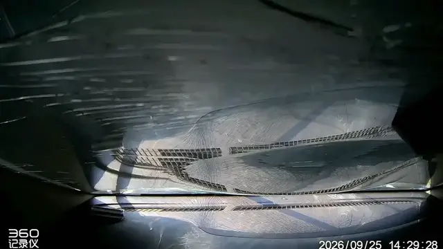 Video thumbnail for Car Hood Flies Open Blocking Windshield on Guangxi Highway