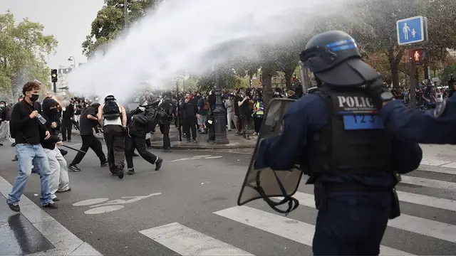 Video thumbnail for French police fire tear gas as students and parents protest school funding