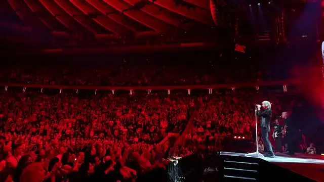 Video thumbnail for UNCAPTIONED: Jon Bon Jovi abruptly ends New York City concert due to illness.