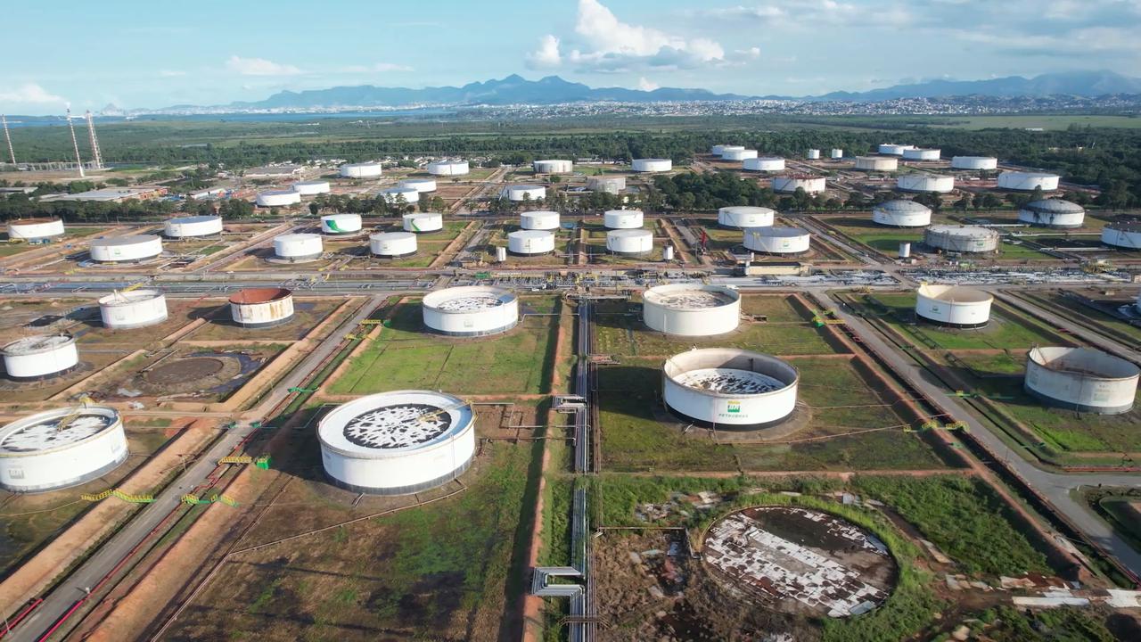 Video thumbnail for Brazil: Petrobras refinery resumes full operations amid potential new US tariffs on Brazil.