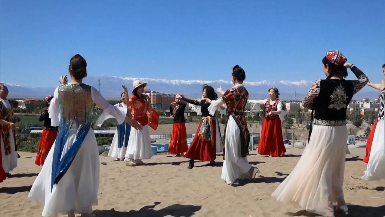 Video thumbnail for China: New desert resort in Xinjiang draws crowds with immersive experiences.