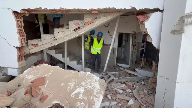 Video thumbnail for Venezuela: Venezuela quake toll climbs to 920 as rescue efforts continue.