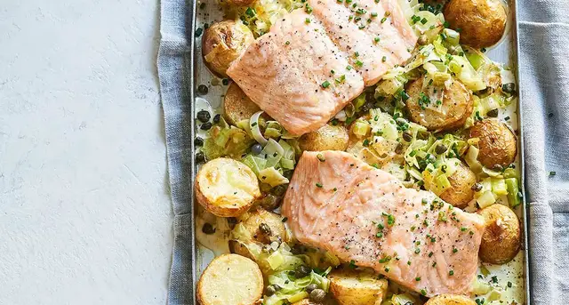Video thumbnail for Creamy salmon, leek & potato traybake
