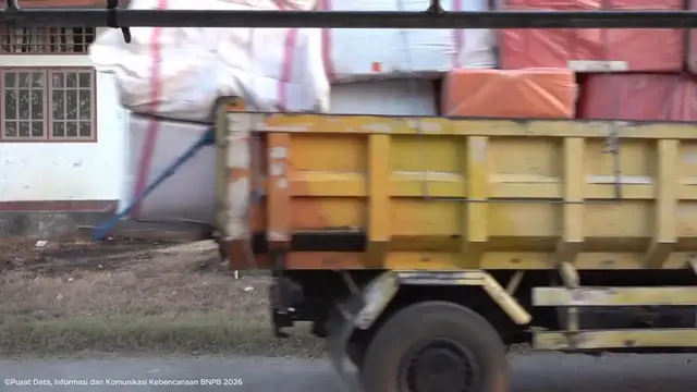 Video thumbnail for Indonesia: Aid packages delivered to earthquake-hit areas in Indonesia.