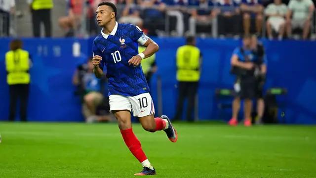 Video thumbnail for World Cup Highlights: Kylian Mbappe Shined in Early Play!