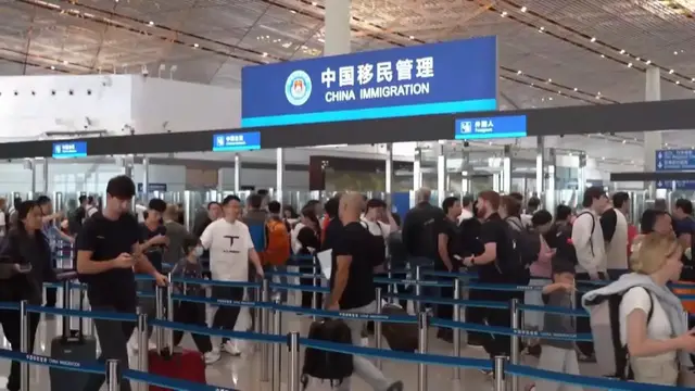 Video thumbnail for China: Visa-free policies boost cultural tourism in Beijing.