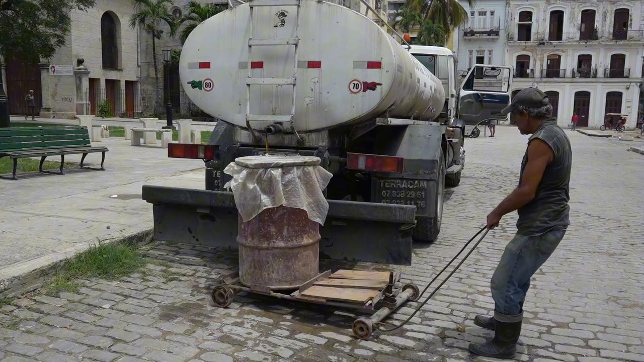 Video thumbnail for Cuba: Cubans rely on water tankers for drinking water amid crisis.