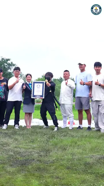 'Video thumbnail for Fastest time to cut 10 watermelons with a sword - 9.03 seconds by Fan Peng'