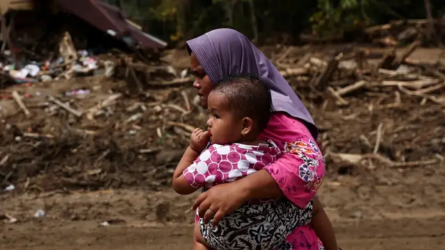 Video thumbnail for Indonesia floods leave families fighting to survive