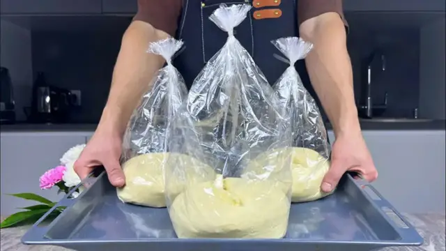 'Video thumbnail for An incredible trick from an old baker!!! Place the dough in a plastic bag and bake in the oven'