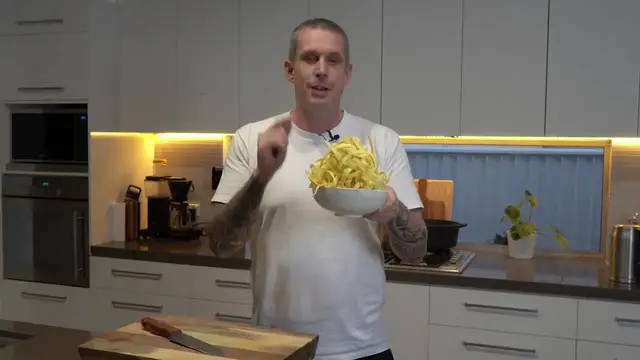 Video thumbnail for Fettuccine Alfredo   classic comfort food   perfect midweek quick meal(720P HD)