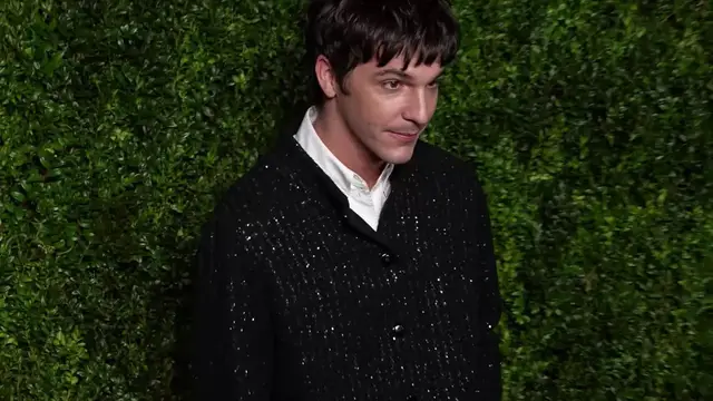 Video thumbnail for UNCAPTIONED: Dakota Johnson reportedly splits from Role Model.