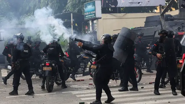 'Video thumbnail for Jakarta rocked by violent protests over rising costs and police violence'