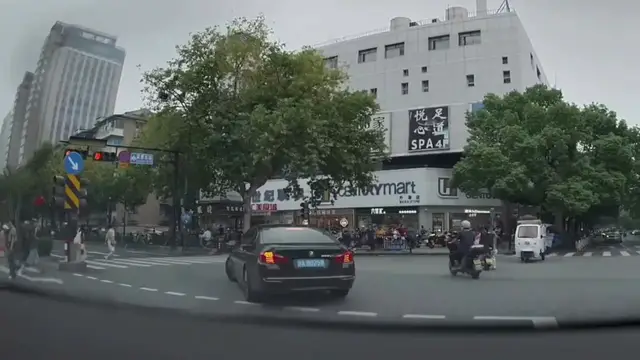 Video thumbnail for Cyclist Loses Balance and Falls at Hangzhou Intersection