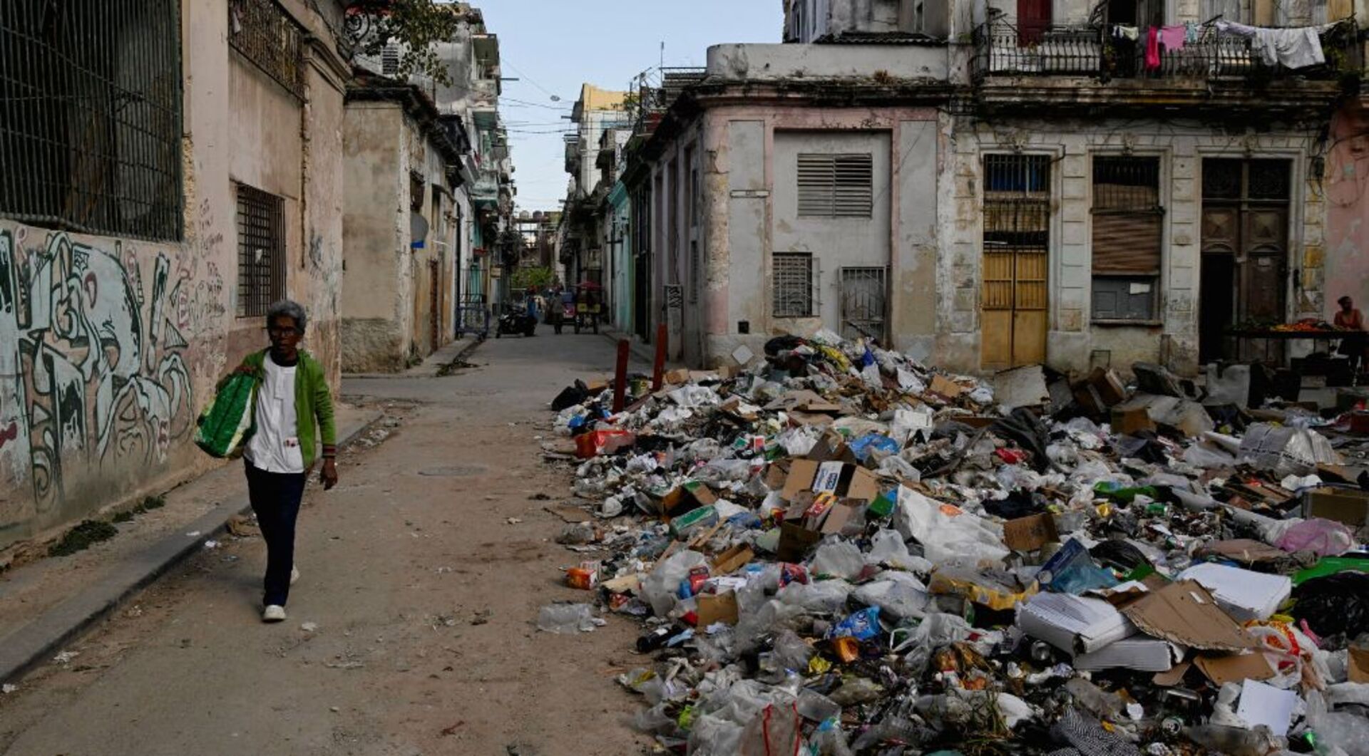 Video thumbnail for Cuba's fuel crisis leaves rubbish piling up on Havana's streets
