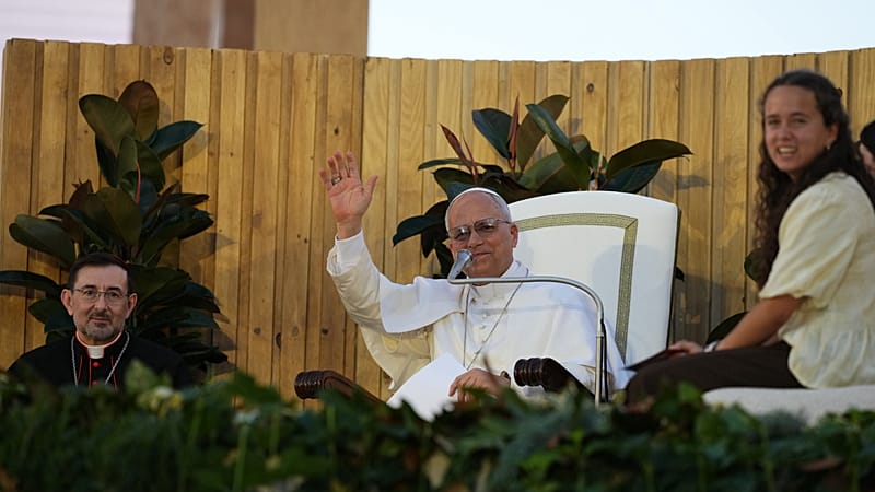 Video thumbnail for Pope visits Madrid welfare center, meets homeless and highlights against prejudice
