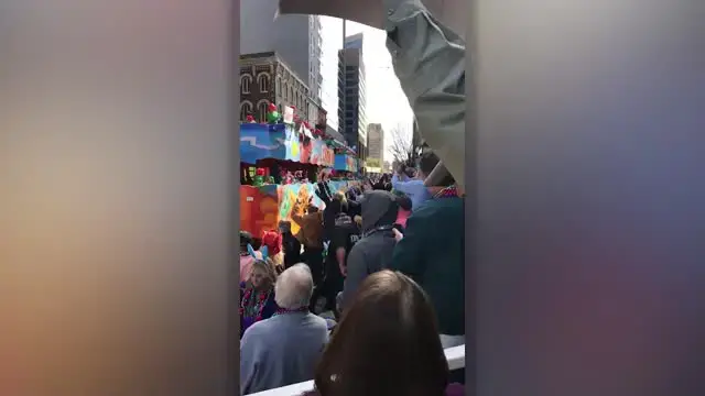 Video thumbnail for Boyfriend Proposes With Help of Float At Mardi Gras | Happily TV