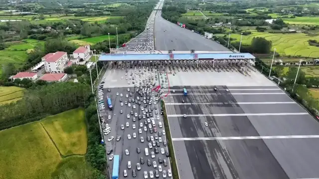 Video thumbnail for China: National Day Traffic Surge at Wuzhuang Toll Station.