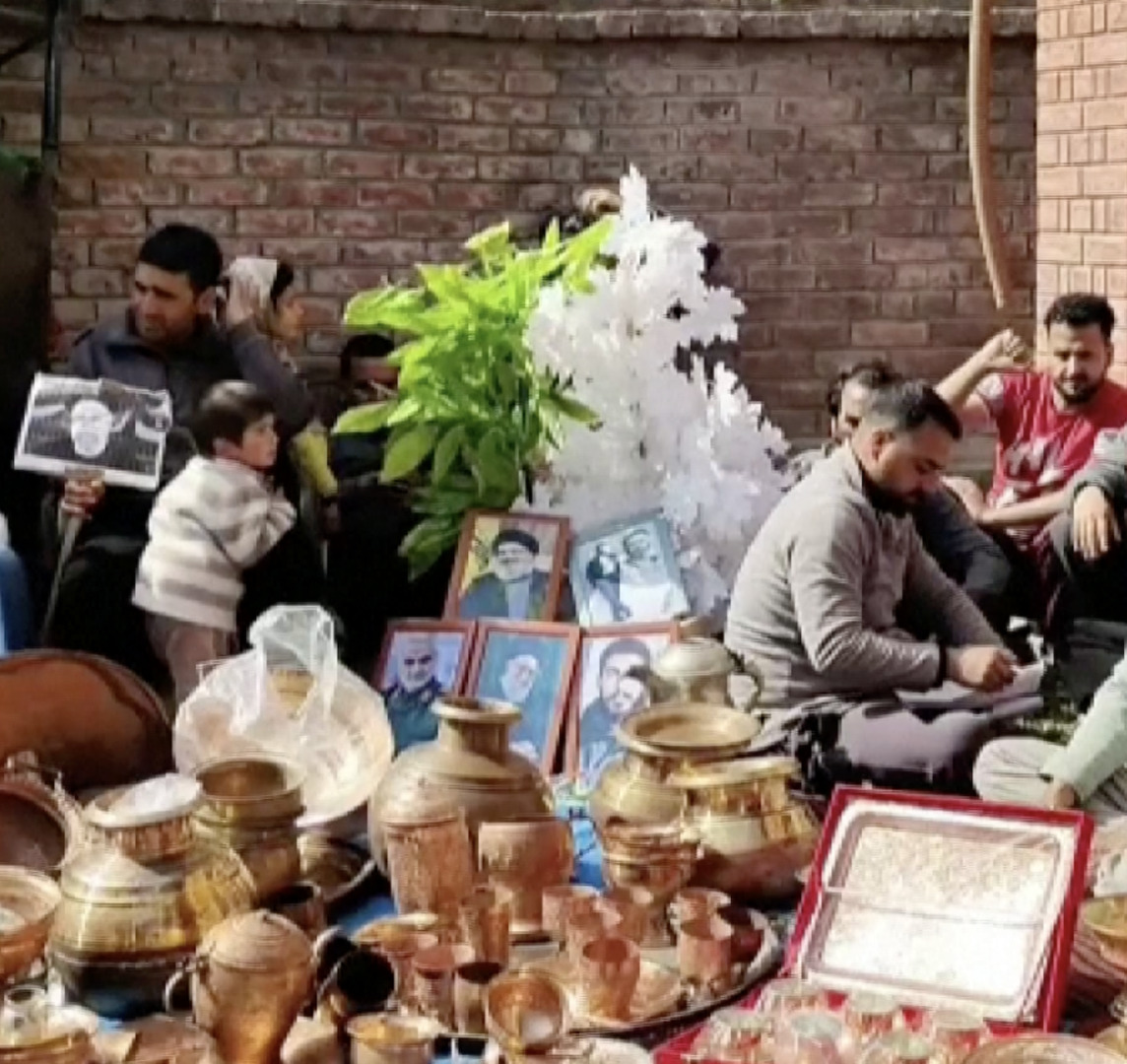Video thumbnail for Kashmiris donate gold and cash to support Iran