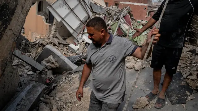 Video thumbnail for Lebanese return home: Citizens of Tyre try to rebuild amid destruction