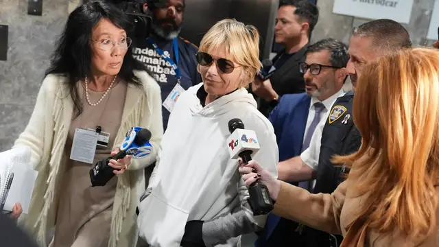 Video thumbnail for Selma Blair faces federal assault charges after incident on Delta flight