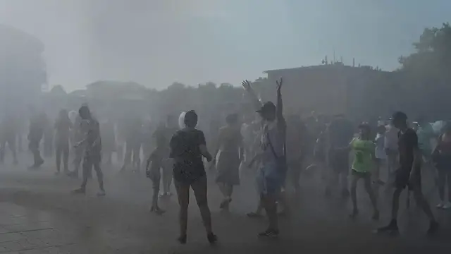 Video thumbnail for Germany: Berlin police deploy water cannons to cool residents amid intense heatwave (2).