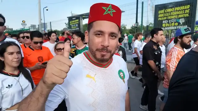 Video thumbnail for Mexico: Dutch and Moroccan fans head into Monterrey Stadium ahead of World Cup last-16 qualifier.