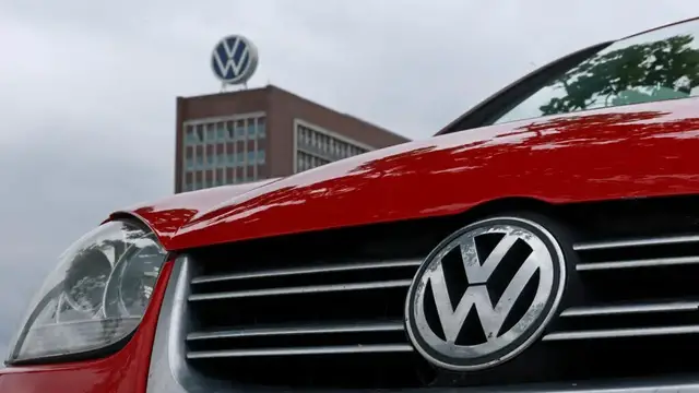 Video thumbnail for Volkswagen warns Germany's car-making industry is in jeopardy