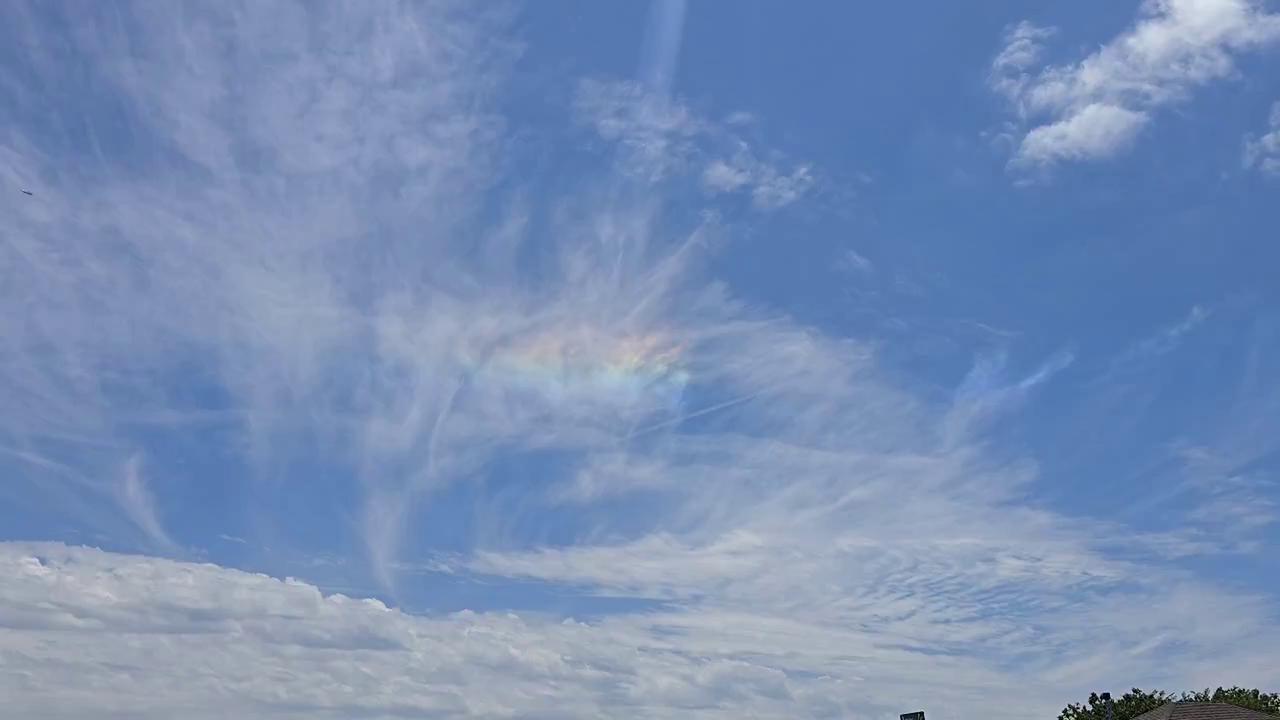 Video thumbnail for US: Iridescent clouds spotted in Norman, OK.