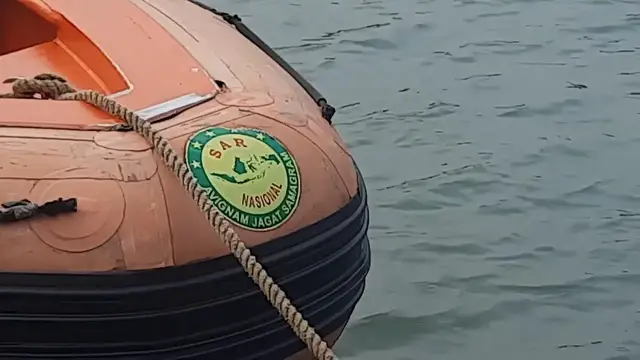 Video thumbnail for Indonesia: Rescue teams continue search for 8 missing near Indonesia's Anak Krakatau.
