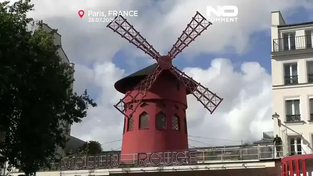 Video thumbnail for Moulin Rouge dancers welcome Tour de France finale in Paris