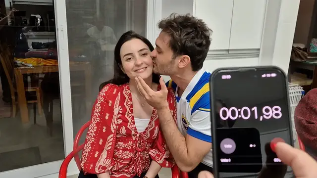 Video thumbnail for Most kisses in 30 seconds by a pair - 195 by Renato Bayma Gaia and Naiara Roberta Ribeiro de Marins