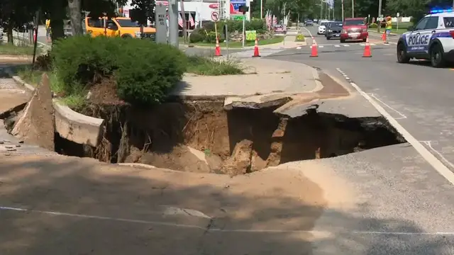 Video thumbnail for Crews repair water main break that caused large Smithtown sinkhole