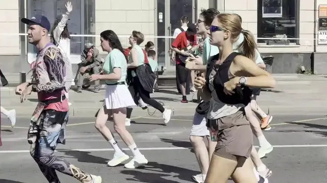 Video thumbnail for Russia: Great Festival of Running in Moscow.