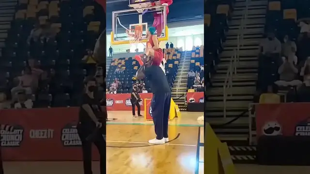 Video thumbnail for Dunk King Jumps Over Shaq at Kellogg's Classic