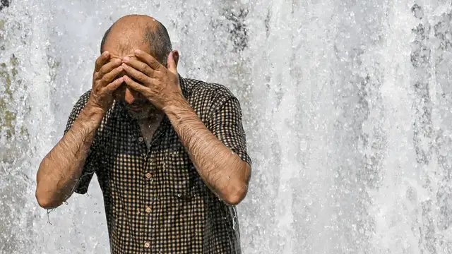 Video thumbnail for Europe heatwave: Germany sees hottest temperature on record