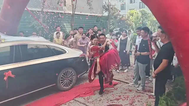 Video thumbnail for Groom Trips While Carrying Bride at Wedding!