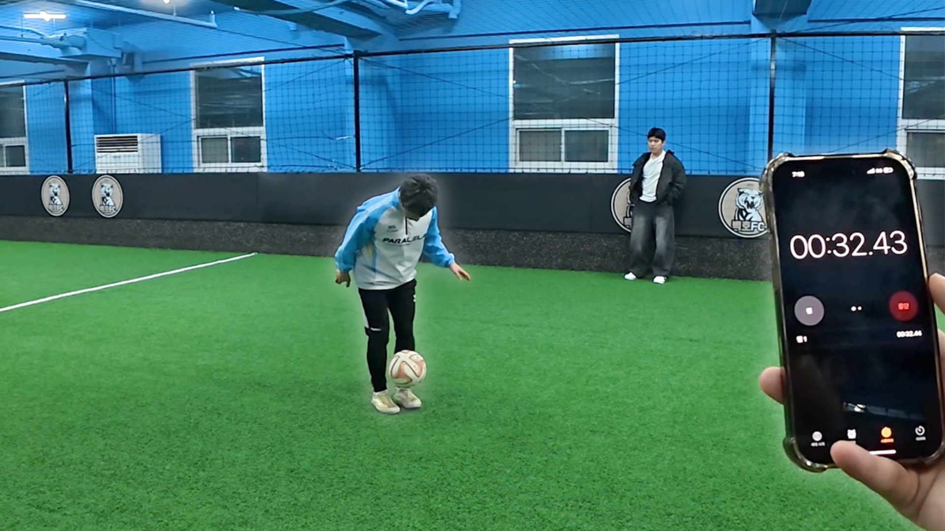 Video thumbnail for Most football touches with alternating feet in one minute - 226 by Jang Woosung