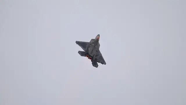 Video thumbnail for US: F-22 Raptor Tears Across Cleveland Sky In High-Speed Air Show Display.