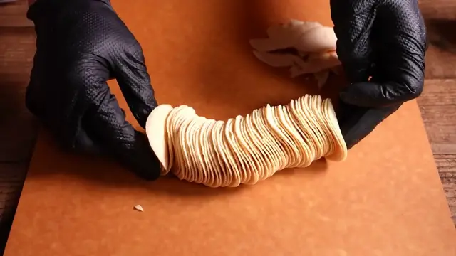 Video thumbnail for PRINGLES Almond Chocolate プリングルスアーモンドチョコレート  pringles  chocolate(720P HD)