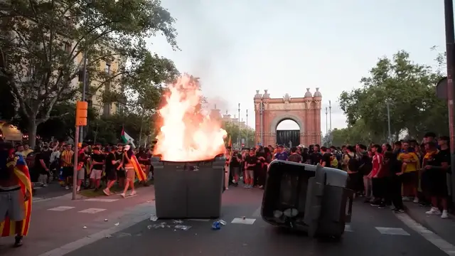Video thumbnail for Police in Barcelona clash with Catalan national day activists