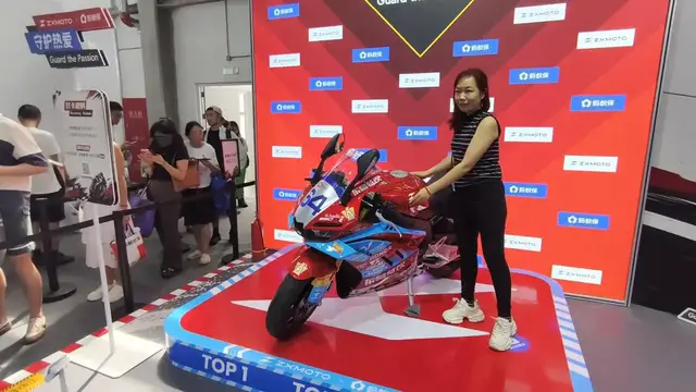Video thumbnail for China: Spectacular racing motorcycle by Zhang Xue.