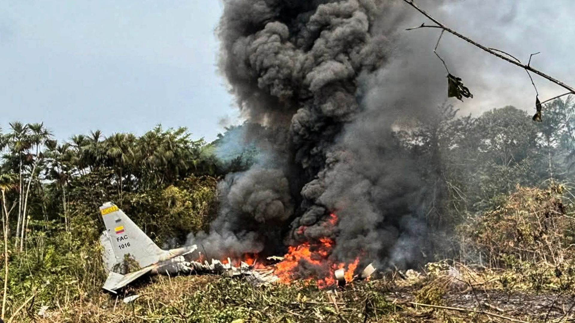 Video thumbnail for Colombian military plane crash kills at least 66, wounds dozens