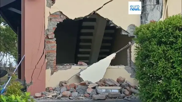 Video thumbnail for Powerful 7.7-magnitude earthquake strikes Indonesia, killing at least 40