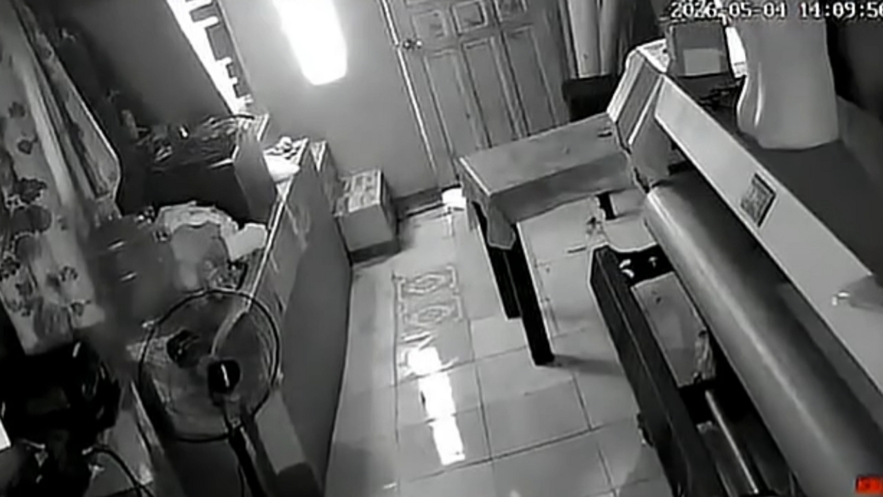 Video thumbnail for Woman Rushes to Save Child During Earthquake in Basey, Samar