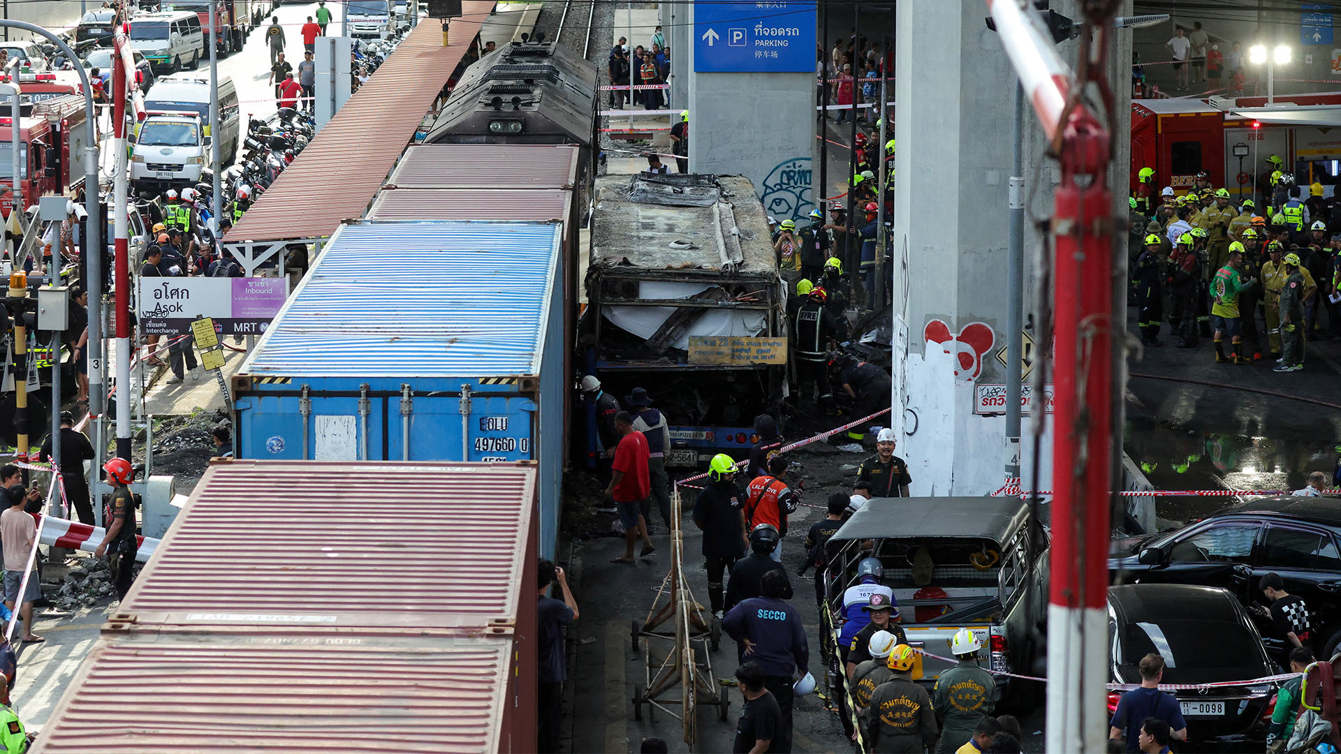 Video thumbnail for Moment of deadly train crash in Bangkok